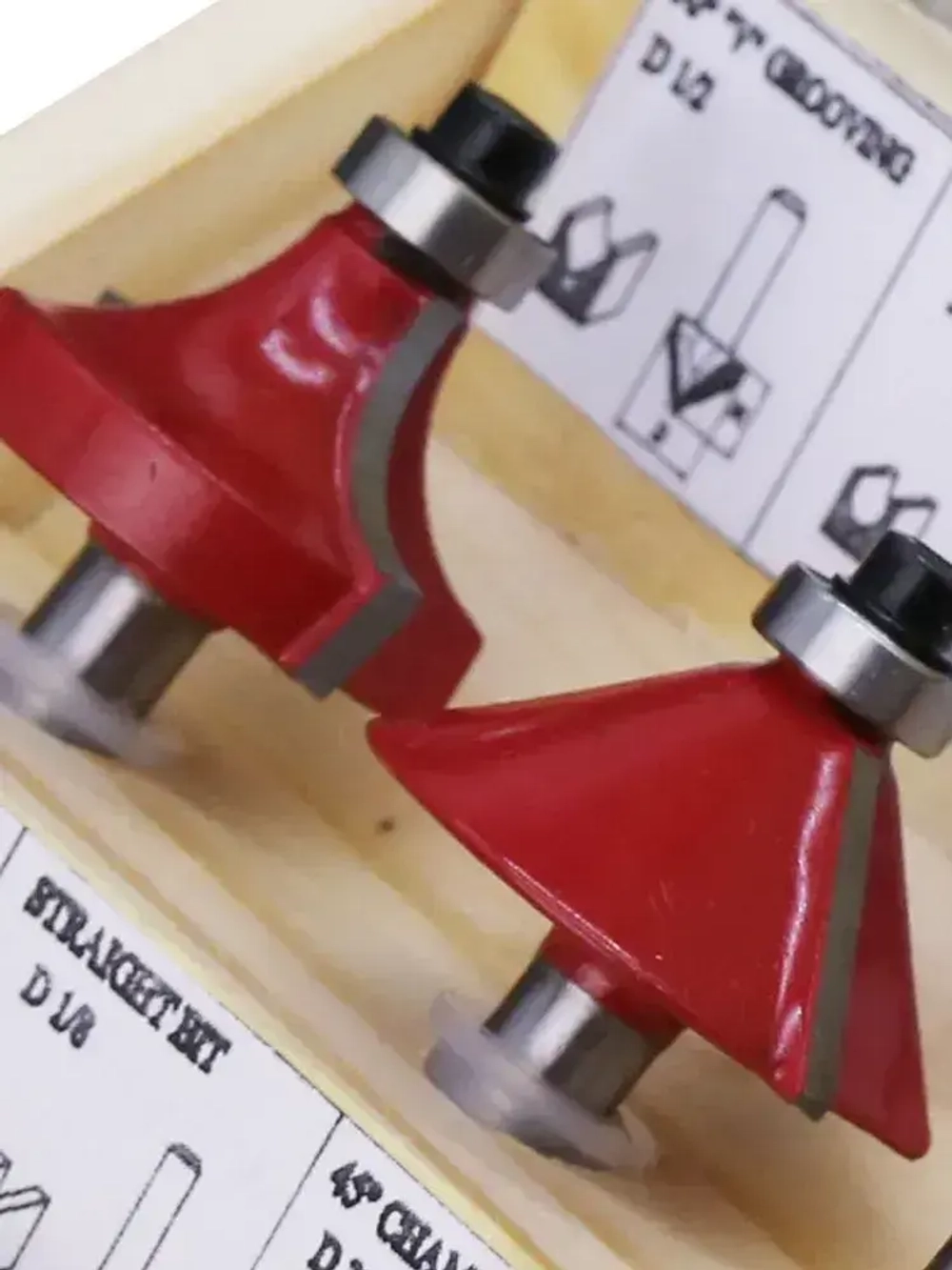 Набор фрез по дереву (хвостовик 8 мм, 12 предметов) с коробкой