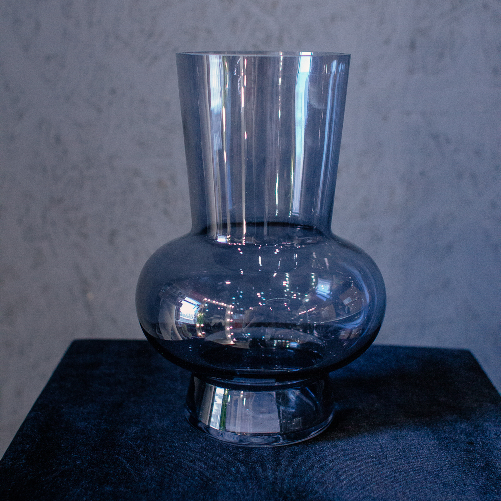 12. Тёмно-синяя стеклянная ваза оригинальной формы