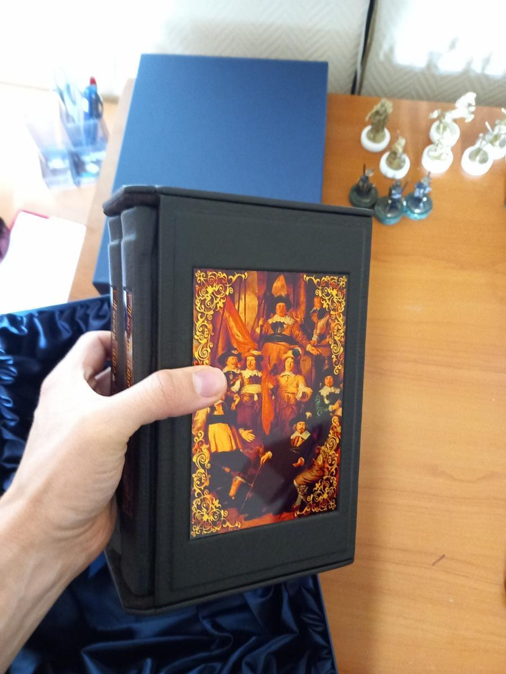Книги подарочные в обложке из натуральной кожи "Мысли, афоризмы и шутки знаменитых мужчин. Мысли, афоризмы и шутки знаменитых женщин" (2 тома)