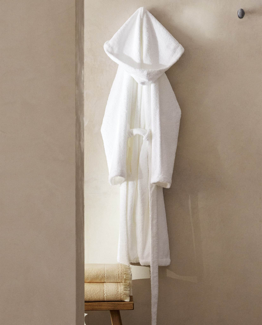 ZARA HOME ХАЛАТ ИЗ ХЛОПКА С КАПЮШОНОМ, БЕЛЫЙ