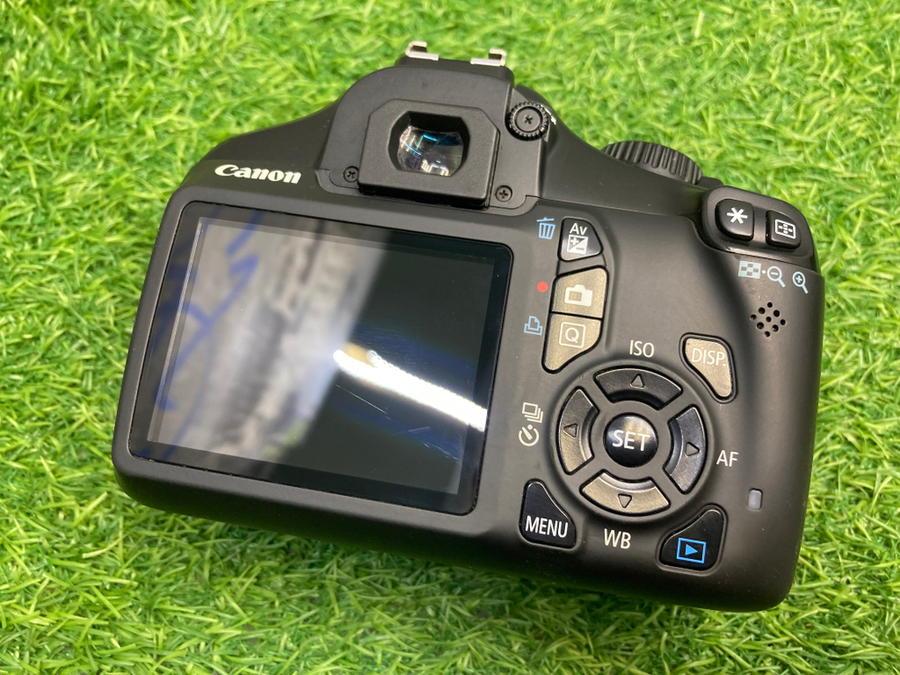 Canon 1100D kit 18-55mm 3.5-5.6 III 35.500 кадров