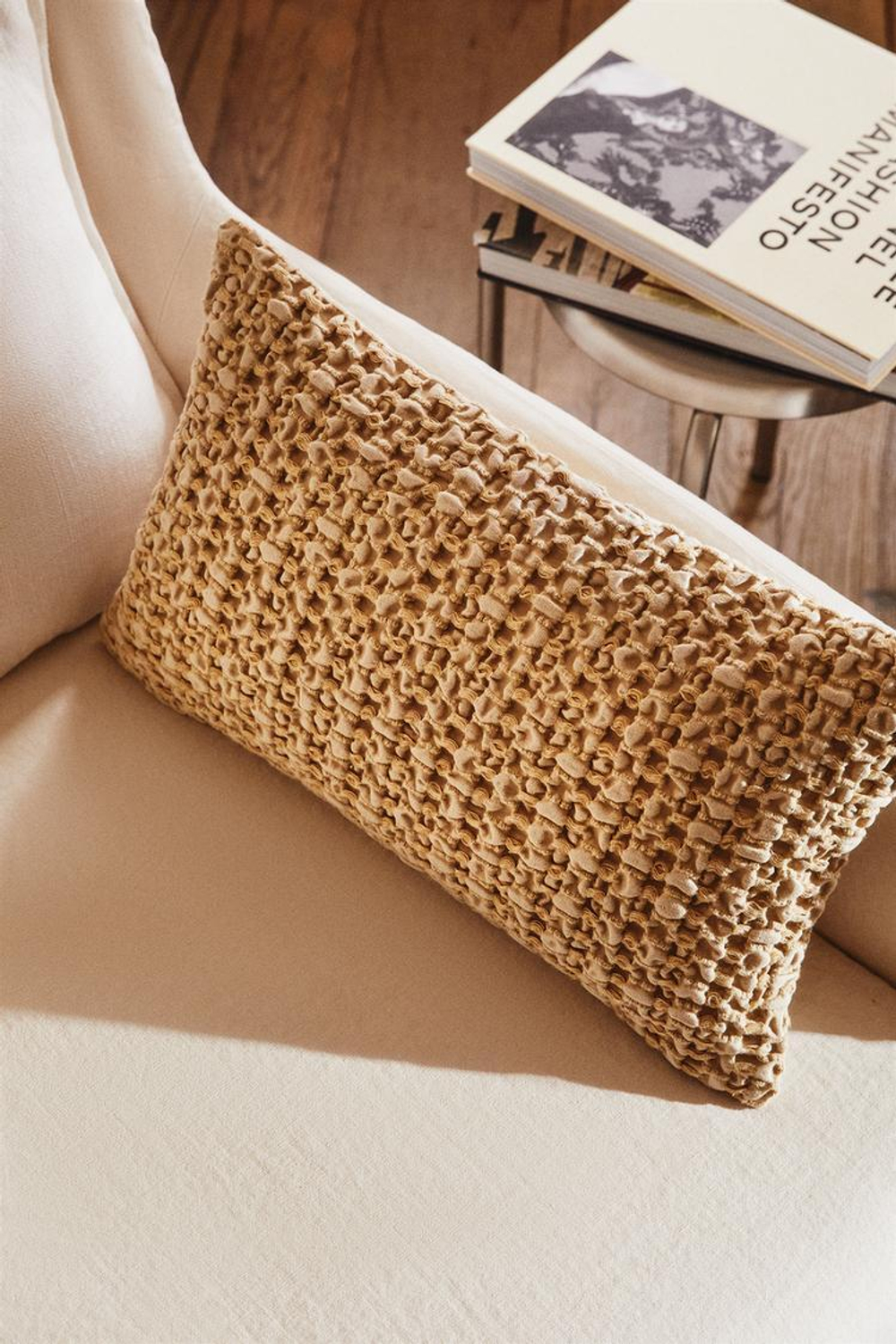 ZARA HOME ЧЕХОЛ ДЛЯ ДЕКОРАТИВНОЙ ПОДУШКИ С ВЫШИВКОЙ ИЗ РЕЛЬЕФНОЙ ТКАНИ, КРЕМОВЫЙ