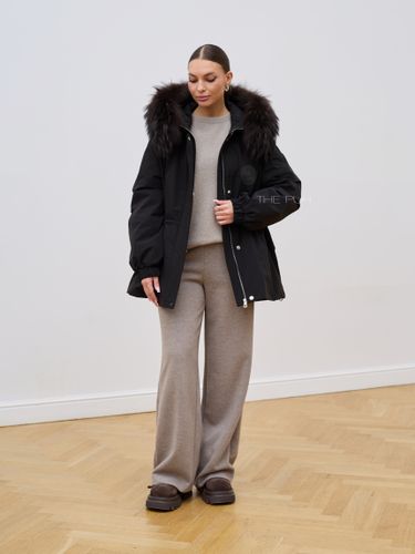 Черная пуховая парка с меховым капюшоном