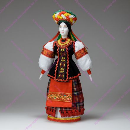 Сувенирная кукла в черной жилетке и красном переднике