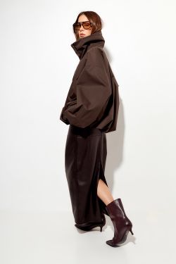Ветровка О-силуэта с высоким воротом шоколадного цвета