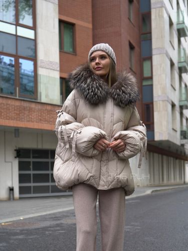 Бежевый пуховик с мехом енота и завязками на рукавах