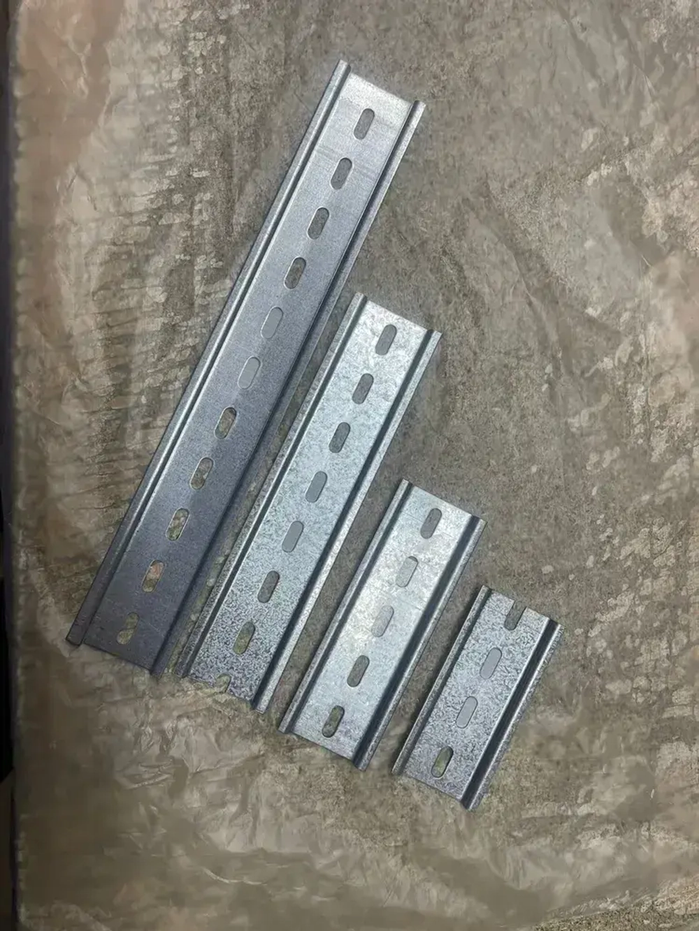 DIN-рейка . монтажная Дин рейка L-225 мм. цинк ,перфорированная