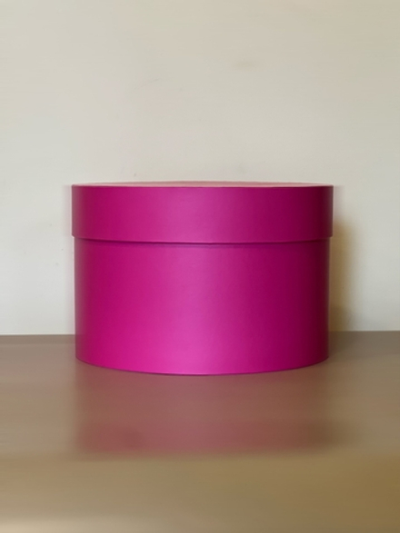 Короткая круглая коробка 22,5 см . Цвет: Фуксия  . Розница 350 рублей .