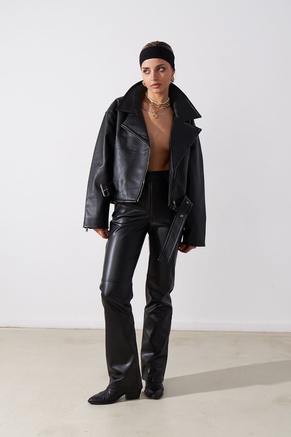 Брюки из экокожи прямые черного цвета