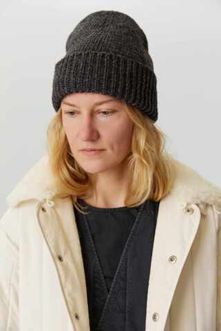 Шапка из шерсти темно-серого цвета