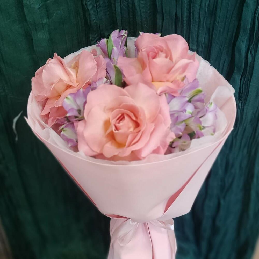 Букет из 3 французских роз с альстромерией