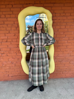 Платье оверсайз "жабо без жабо" с длинным рукавом, пыльно-зеленая клетка