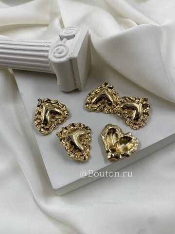 Пуговица золотистая в форме воздушного сердца