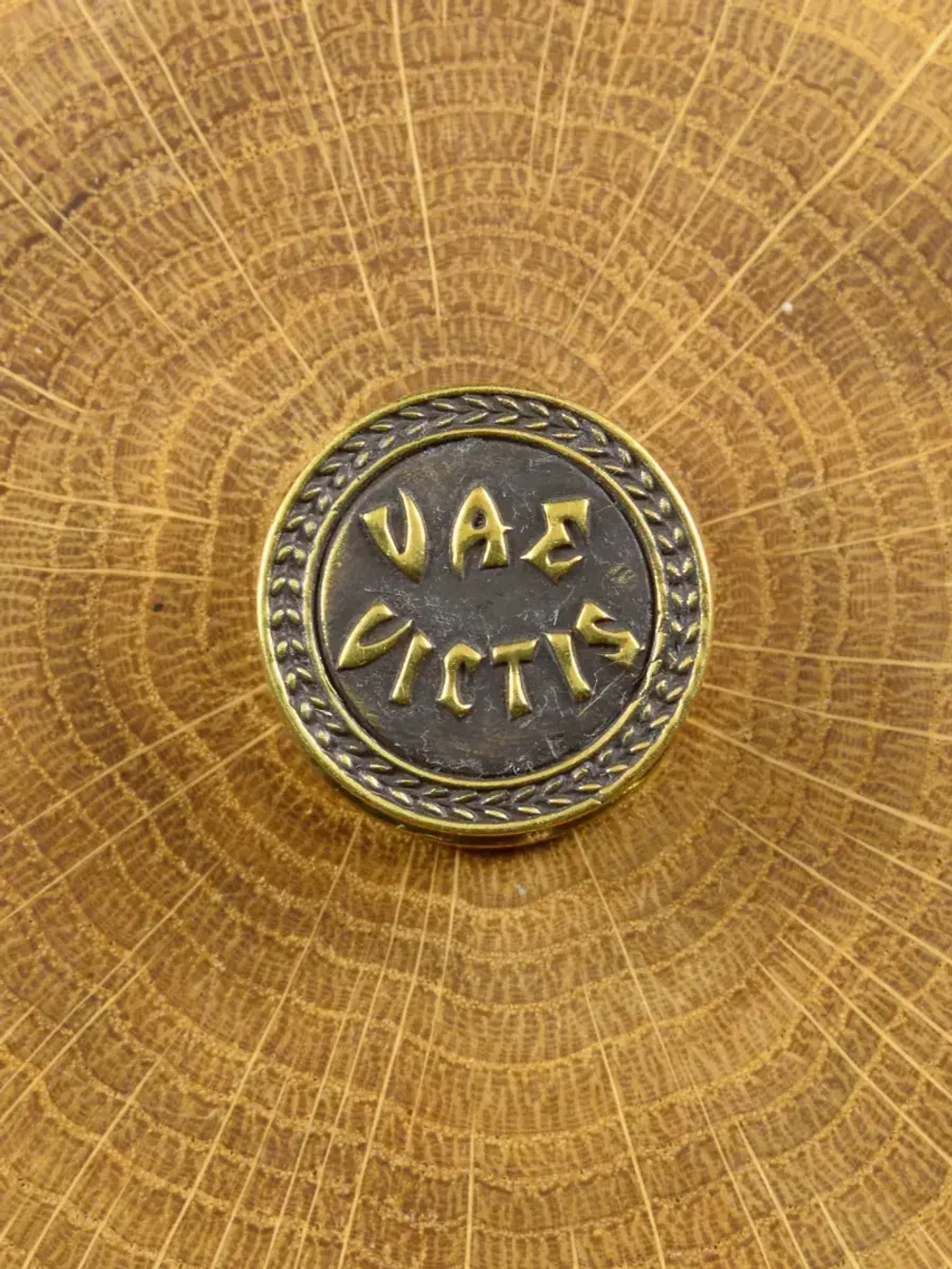 Бусина-вставка «Vae victis» из латуни