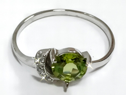 Ювелирное кольцо из серебра 925 пробы,вставка хризолит,фианиты,размер 20