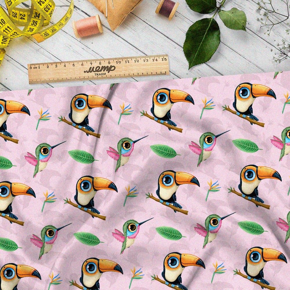 Ткань оксфорд 210 туканы и калибри на розовом фоне
