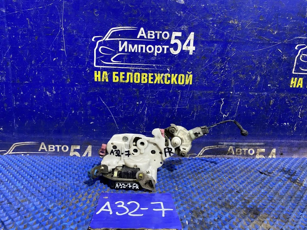 Замок двери передней правой NISSAN CEFIRO 1995