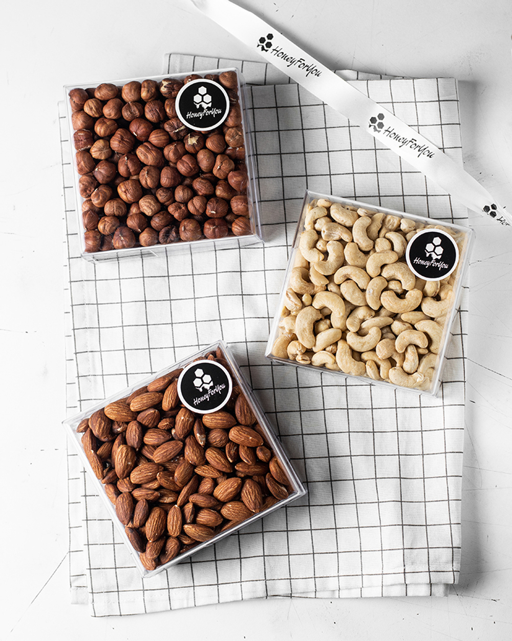 Набор сырых орехов HoneyForYou в подарочном оформлении (миндаль, кешью, фундук)