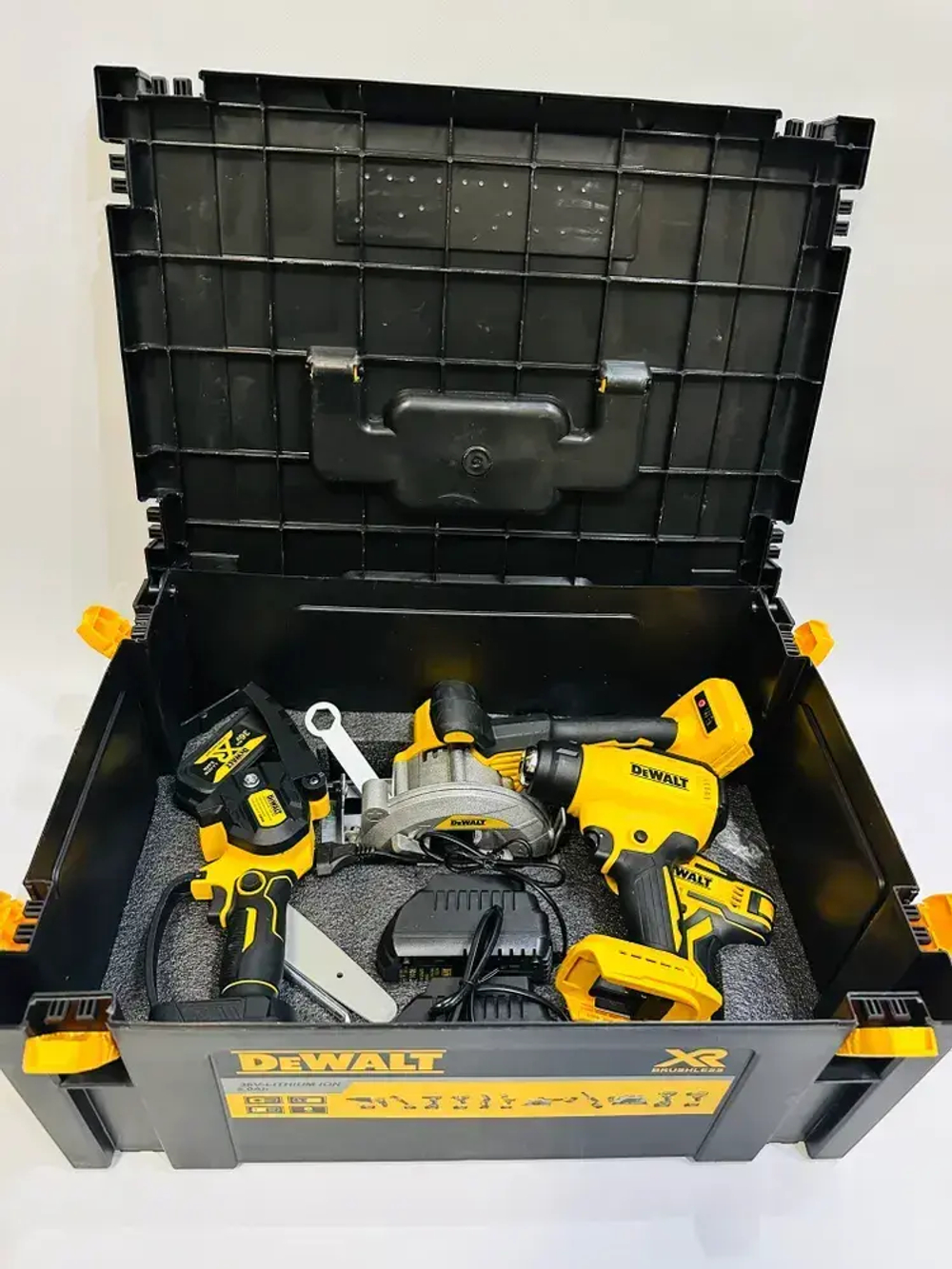 Набор аккумуляторных инструментов 11в1 DeWalt