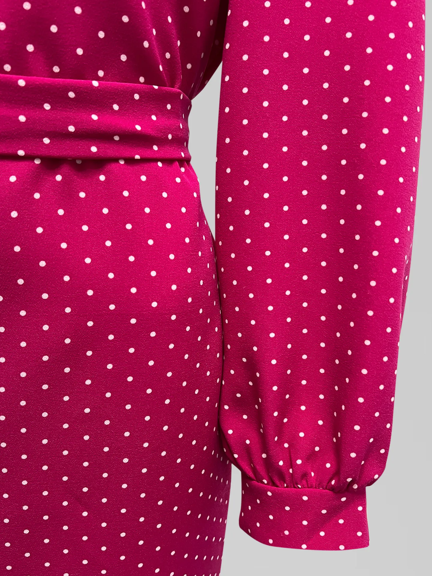 Платье Fashion прямое в мелкий горошек с манжетами на рукавах и поясом в комплекте