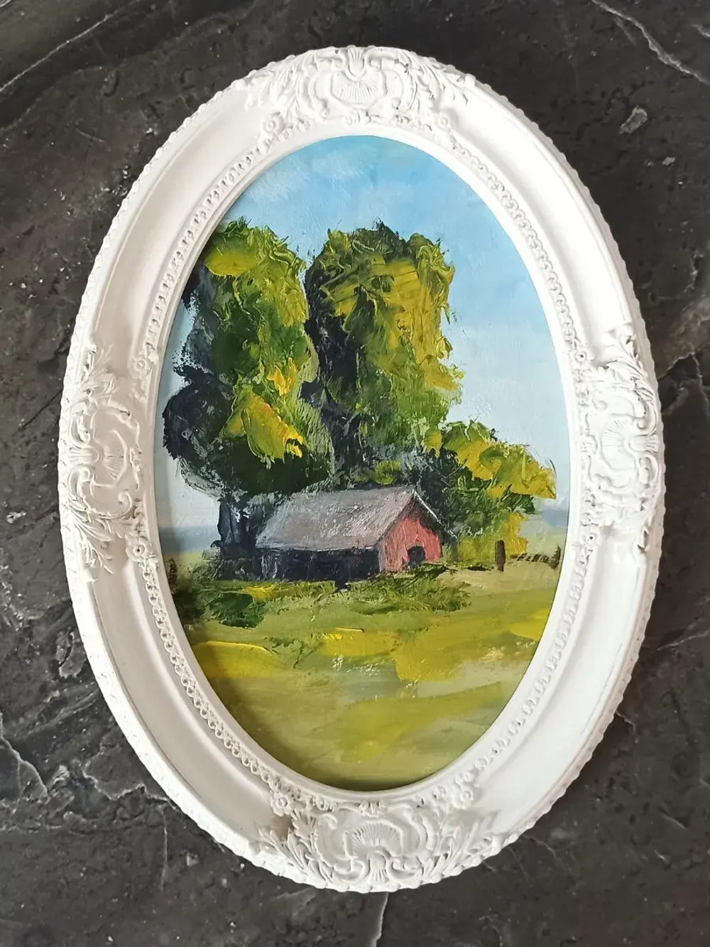 Картина в овальной рамке