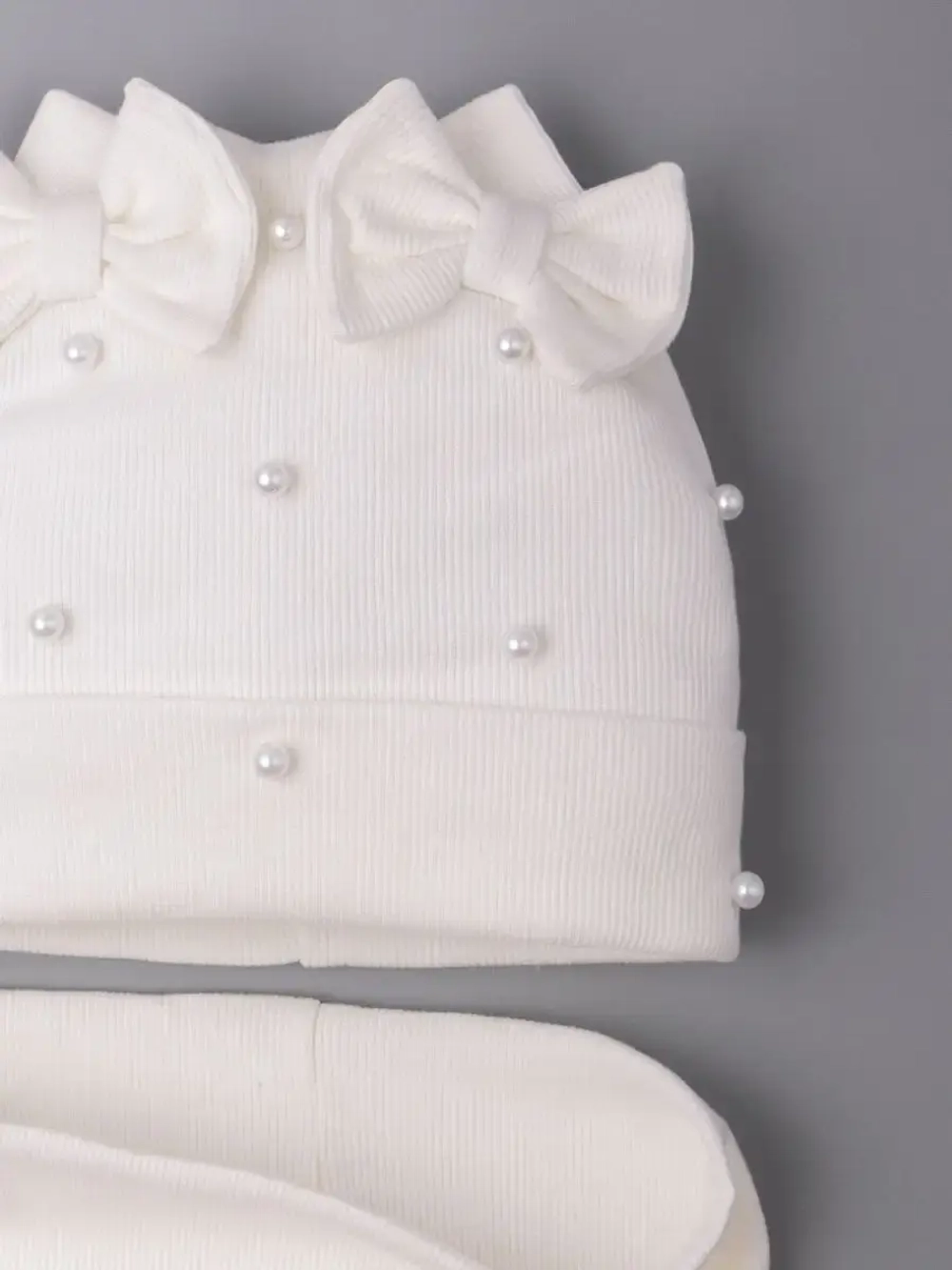 Шапка для девочки на весну с ушками и снуд