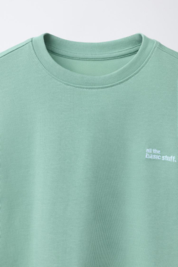 ZARA ФУТБОЛКА ИЗ ПЛОТНОЙ ТКАНИ С ВЫШИТОЙ НАДПИСЬЮ, БИРЮЗОВЫЙ