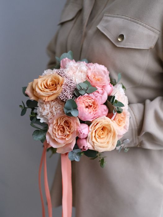 Букет невесты в персиковой гамме