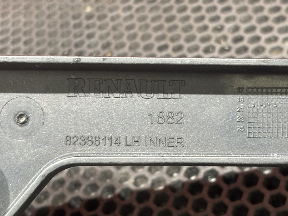 Кронштейн солнцезащитного козырька левый