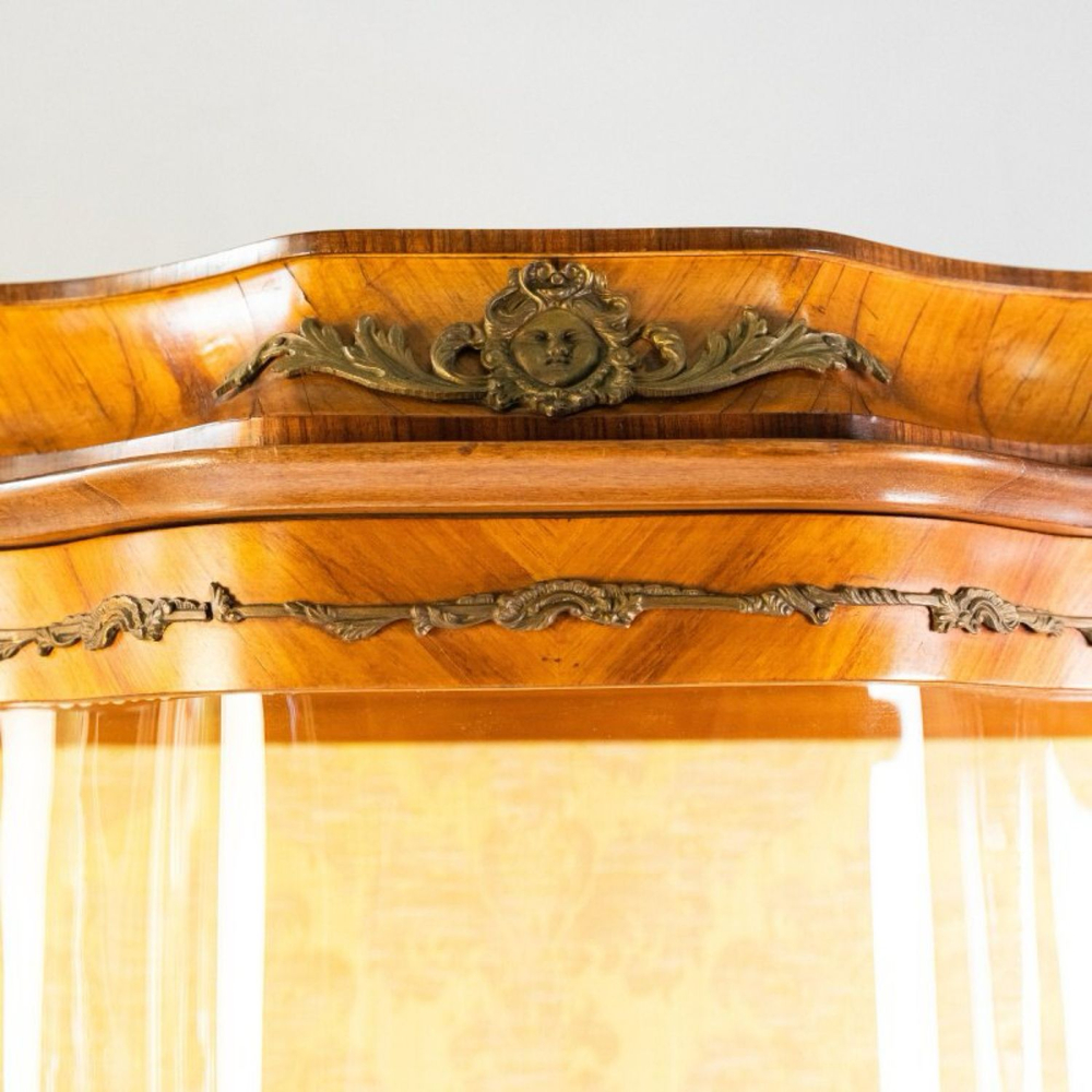 Витрина в дворцовом стиле