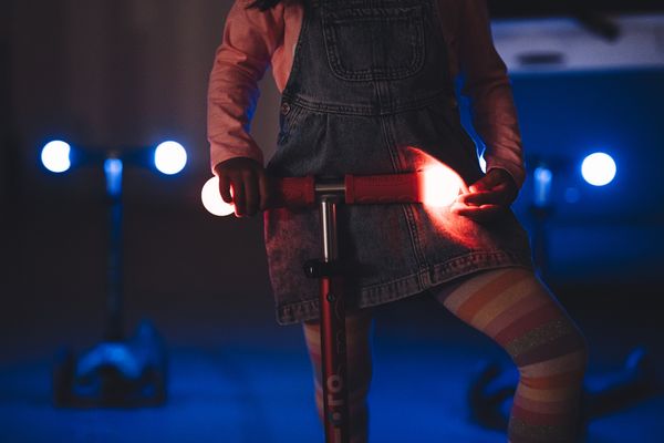 Волшебство в движении: обзор детского самоката Mini Micro Deluxe Magic LED