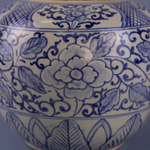 Ваза в бело-синих тонах с крышкой