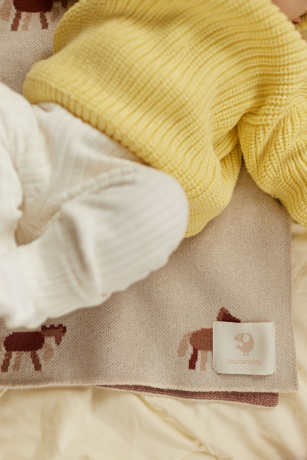 8065-325 Плед вязаный (лошадки)