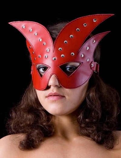 Красная кожаная маска на глаза с клёпками (Цвет: красный)