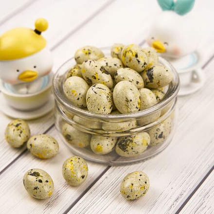 Драже шоколадное с миндалем «Яички бежевые с жёлтым» 0,5 кг