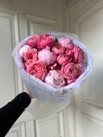 Букет из пионов и кустовой пионовидной розы