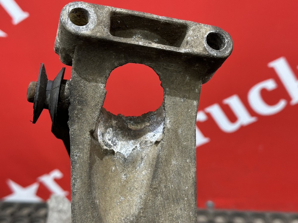 Кронштейн фары левой