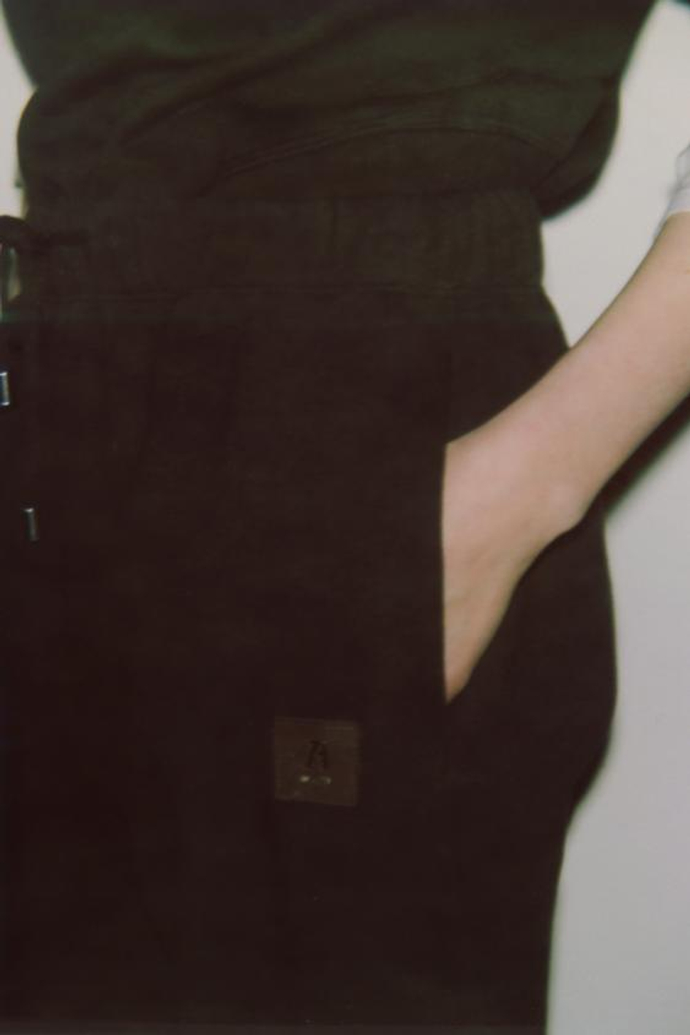 ZARA БРЮКИ ИЗ МЯГКОЙ ТКАНИ С НАШИВКОЙ, КОРИЧНЕВЫЙ
