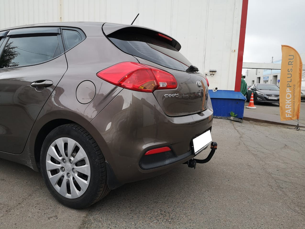 Фаркоп Kia Ceed хетчбек 2012-2015 (не подходит на рейстайлинговую версию 2015-), Hyundai i30 хетчбек 2012-2015 (не подходит на рейстайлинговую версию 2015-), условно-съемный,(без электрики) Трейлер.7352