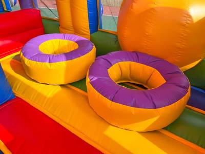 Коммерческий надувной батут «Смайлики» с крышей, размер 12*7,5*7 м