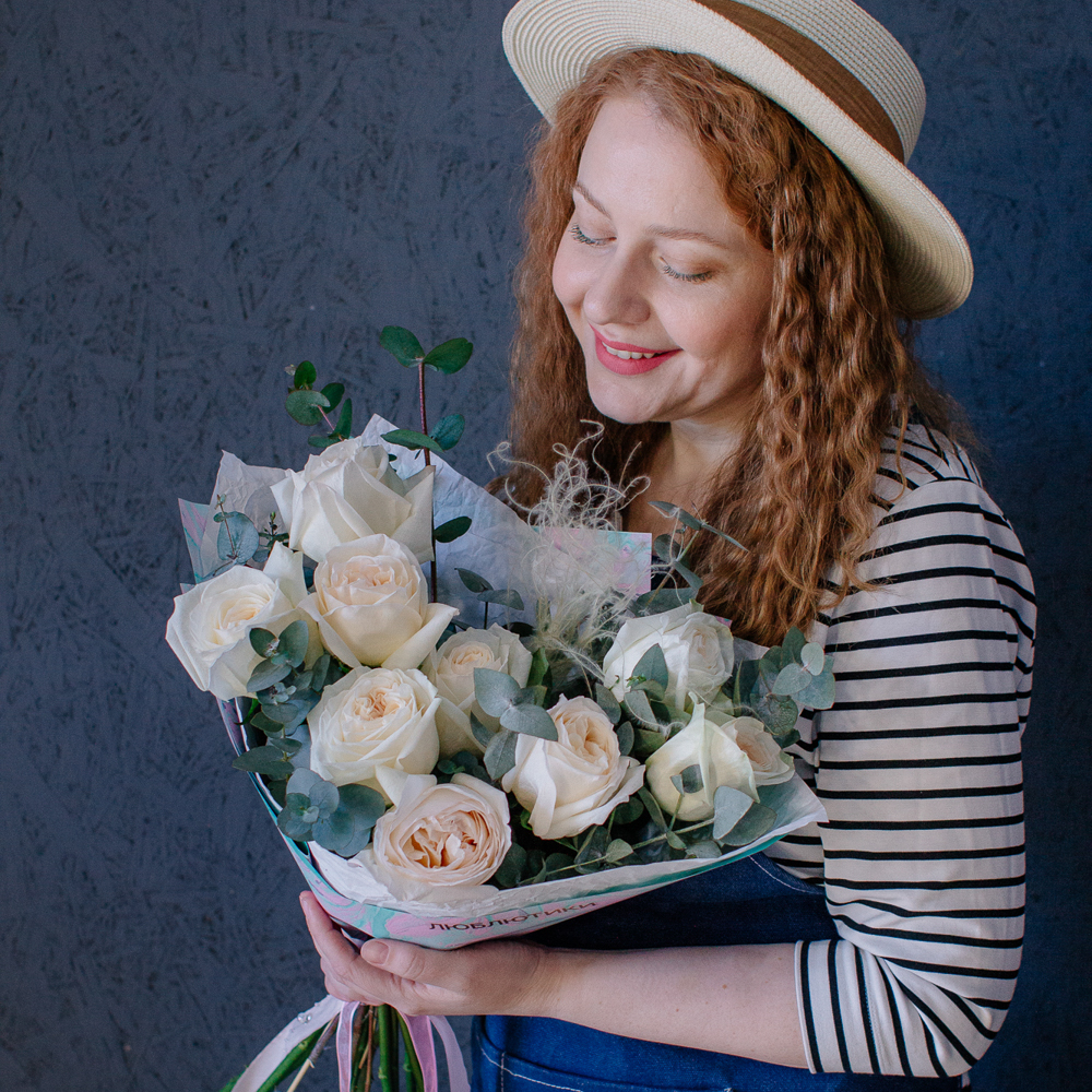 157. Ароматный нежный букет из светлых пионовидных роз