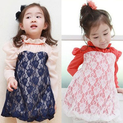 Платье однотонное с контрастной кружевной вставкой