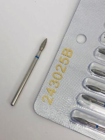 Алмазная насадка для кутикулы, пламя, синяя насечка 243025B