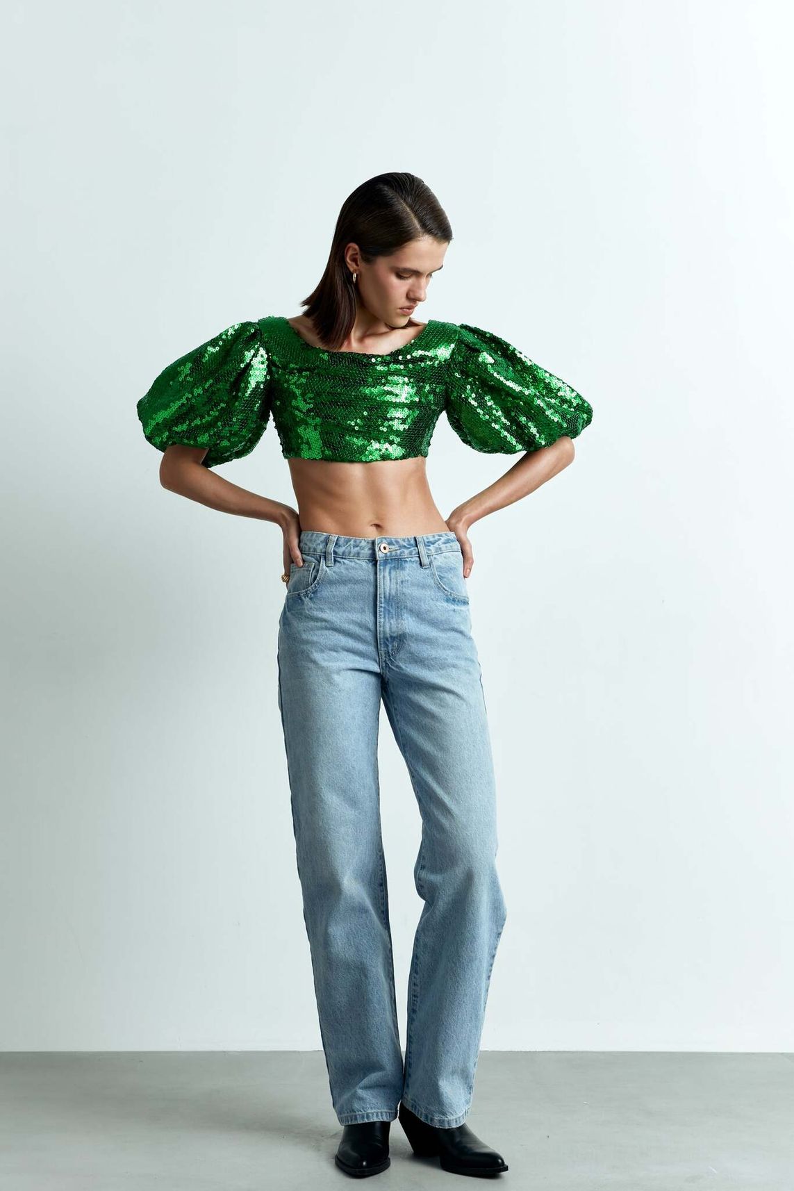 Укороченный топ из пайеток с объемными рукавами