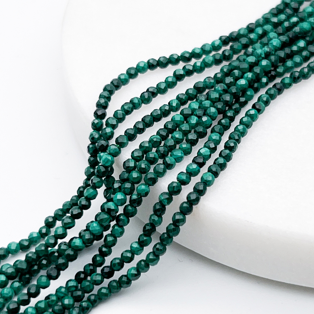 Бусины Малахит граненый, диаметр около 1,8-2 мм, цена за нить 38 см