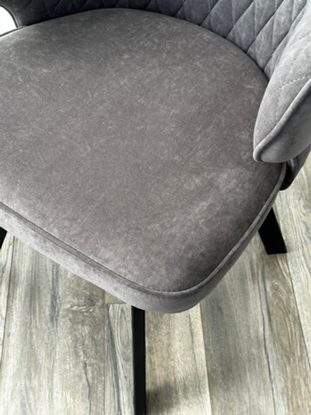 Стул М-City DISAUR Скат (Skat) поворотный на поворотный на 360 градусов, B28 темно-серый, Велюр, Черный каркас