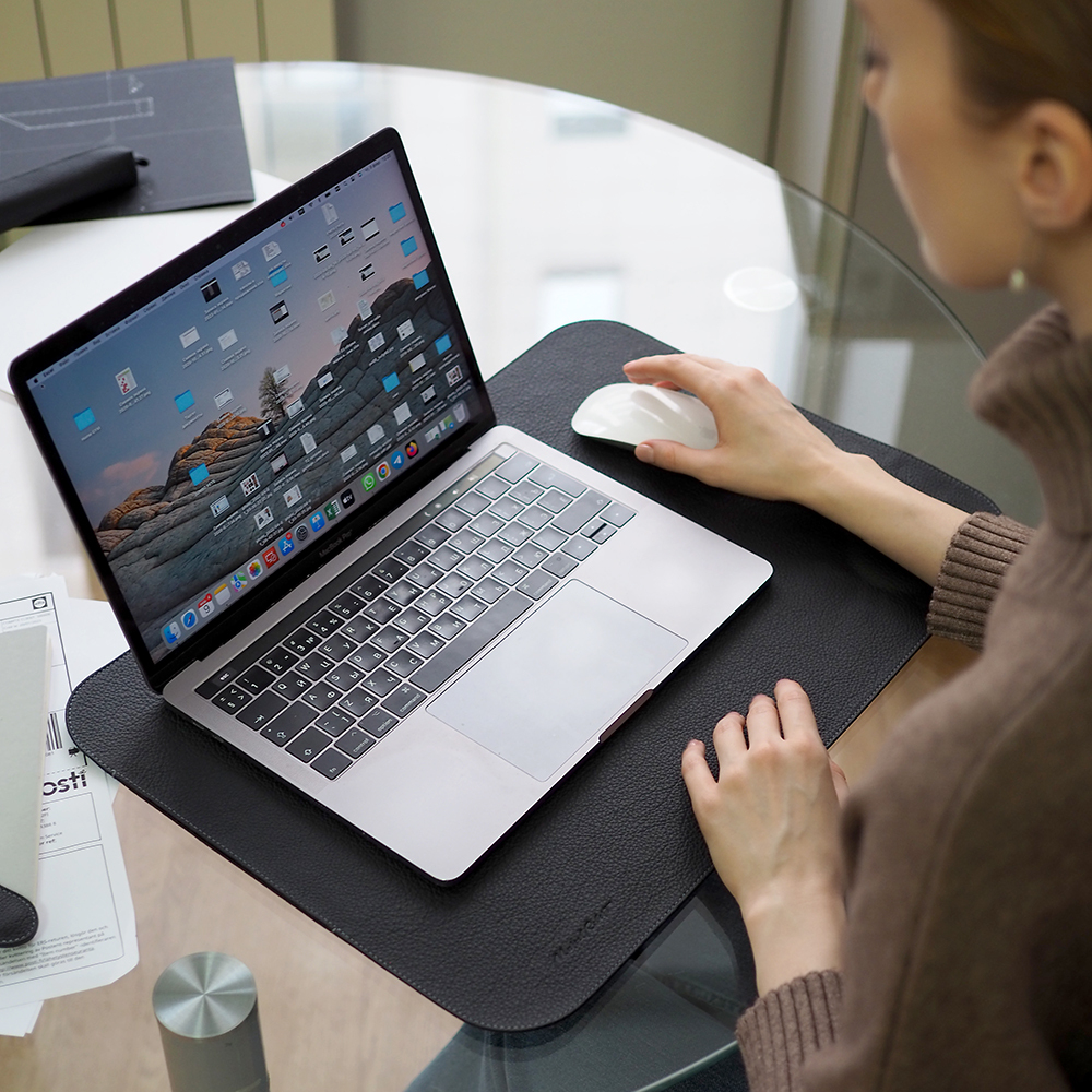 Коврик для MacBook Tapis из натуральной кожи теленка черного цвета