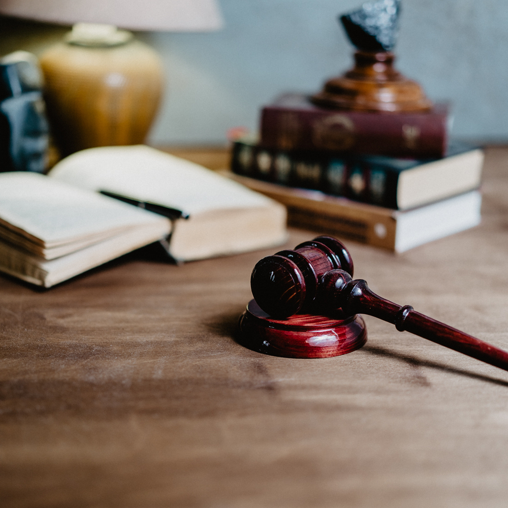 Деревянный молоток судьи (аукционный молоток) из древесины кедра. wg2