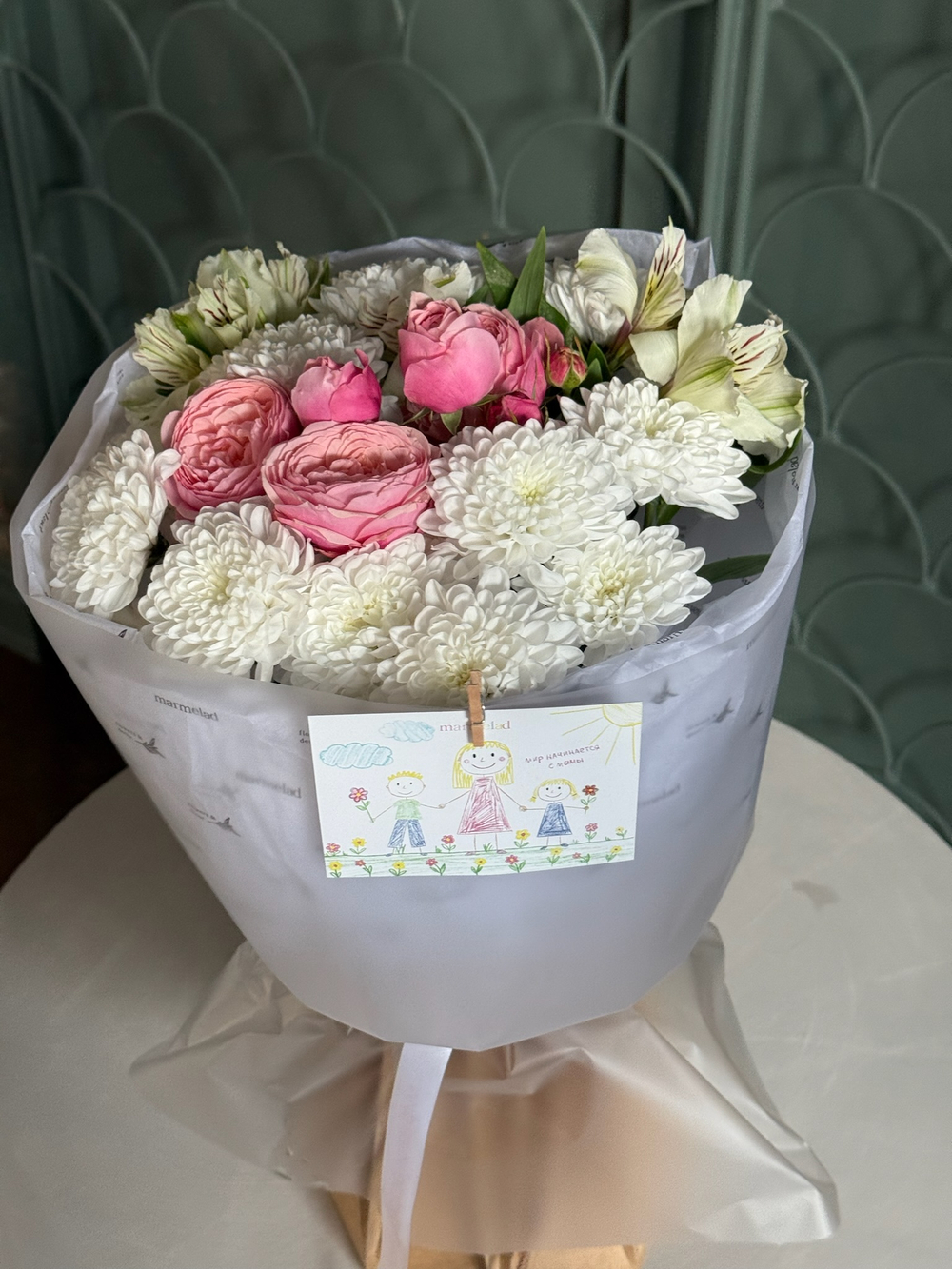 Букет из кустовой пионовидной розы, альстромерии и хризантемы