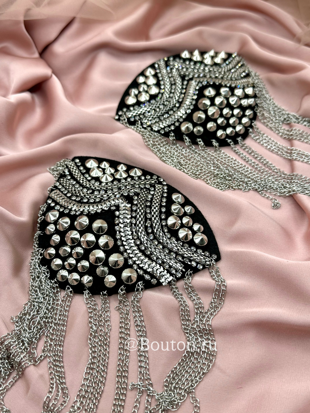 Эполет-брошь (съемный наплечник декоративный) черный со стразами и шипами  20х12 см